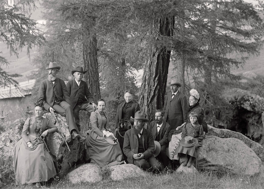 В.К. Рентген (в центре) в кругу семьи и друзей. Понтрезина, 1891 г.